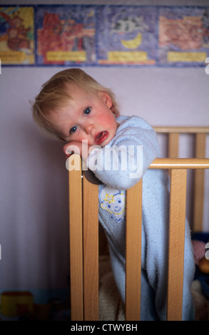 Malheureux Enfant Debout Dans Lit Bebe Age D Environ 1 1 2 Photo Stock Alamy