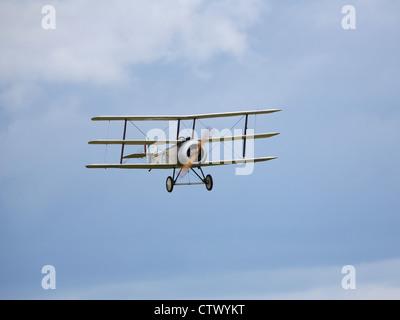 Sopwith triplane Première Guerre mondiale réplique des avions de chasse volant à Flying Legends Airshow Banque D'Images