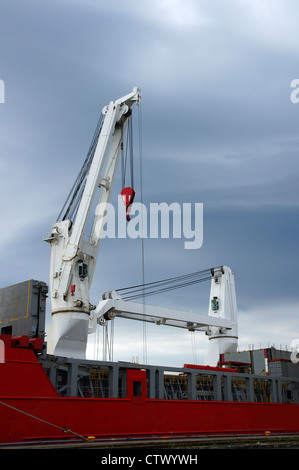 Deux grues de navire sur un pont du cargoship Banque D'Images