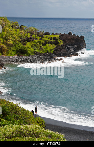 Plage de sable noir en Honokalani Wainapanapa State Park, sur l'île de Maui, Hawaii. Banque D'Images