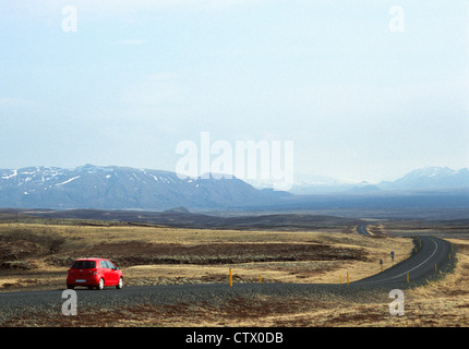 Une voiture roulant sur le Circle Road en Islande. Banque D'Images