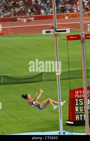 Beijing, Chine Russie Yelena Isinbayeva la glisse sur la barre pour briser le record du monde de saut à la perche et gagner l'or chez les femmes Banque D'Images