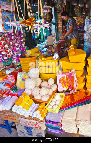 Une boutique qui vend des offres pour les temples bouddhistes sur le marché central de Kengtung également connu sous le nom de KYAINGTONG - Myanmar Banque D'Images