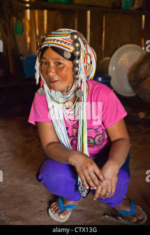 Les femmes de la tribu AKHA portent des coiffures élaborées en perles, pièces d'argent et tissés à la main coton - KENGTUNG, MYANMAR Banque D'Images