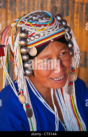 Les femmes de la tribu AKHA portent des coiffures élaborées en perles, pièces d'argent et tissés à la main coton - KENGTUNG, MYANMAR Banque D'Images