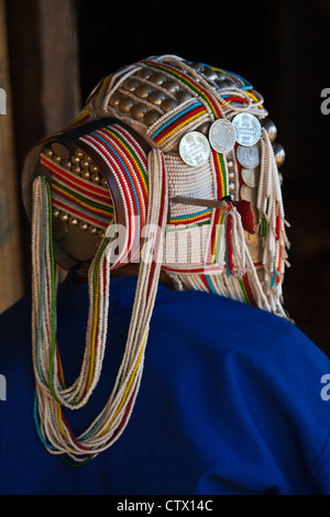 Les femmes de la tribu AKHA portent des coiffures élaborées en perles, pièces d'argent et tissés à la main coton - KENGTUNG, MYANMAR Banque D'Images