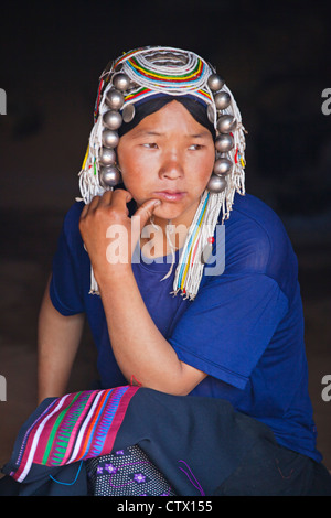 Les femmes de la tribu AKHA portent des coiffures élaborées en perles, pièces d'argent et tissés à la main coton - KENGTUNG, MYANMAR Banque D'Images