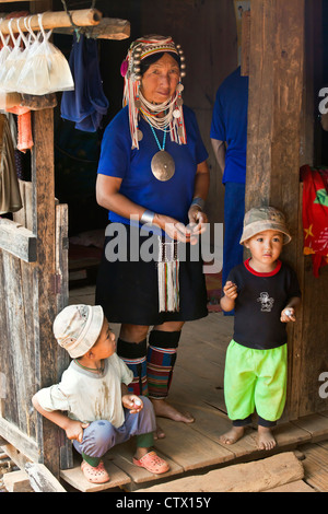 Une grand-mère porte ses tribus AKHA coiffures élaborées en perles, pièces d'argent et tissés à la main coton - KENGTUNG , MYAN Banque D'Images