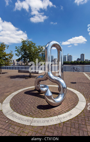 Lull, sculpture de William Pye, commandée par la LDDC, Thames path près du Groenland Dock, Rotherhithe, Londres, Royaume-Uni. Banque D'Images