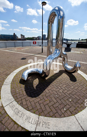 Lull, sculpture de William Pye, commandée par la LDDC, Thames path près du Groenland Dock, Rotherhithe, Londres, Royaume-Uni. Banque D'Images