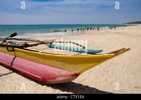 Bateau de pêche et les pêcheurs tirant dans grand filet (madela), côte sud du Sri Lanka Banque D'Images