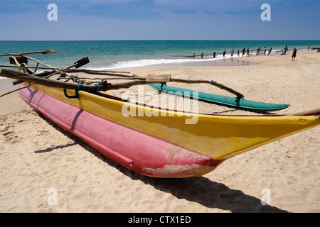 Bateau de pêche et les pêcheurs tirant dans grand filet (madela), côte sud du Sri Lanka Banque D'Images