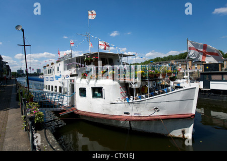 Le Wibbley Wobbley Pub est une péniche aménagé au Groenland Dock, Rotherhithe, Londres, Angleterre, Royaume-Uni. Banque D'Images