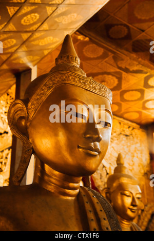 En bois antiques statues de Bouddha dans la grande chapelle de WAT JONG KHAM - KENGTUNG également connu sous le nom de KYAINGTONG, MYANMAR Banque D'Images