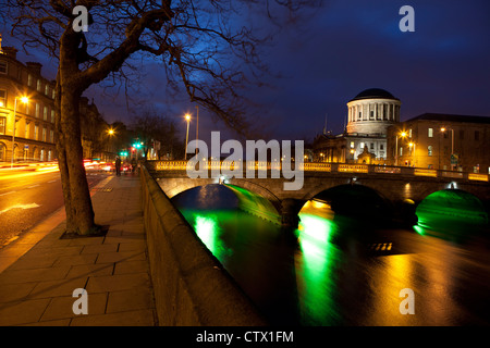 Pont sur la rivière Liffey Dublin la nuit Banque D'Images