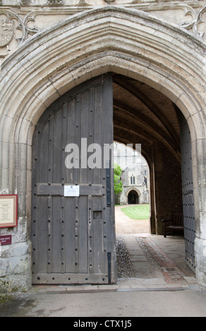 Hôpital de Saint Croix et hospice de la pauvreté Noble à Winchester, Hampshire UK une porte fermée à l'égard d'un frère qui est mort Banque D'Images