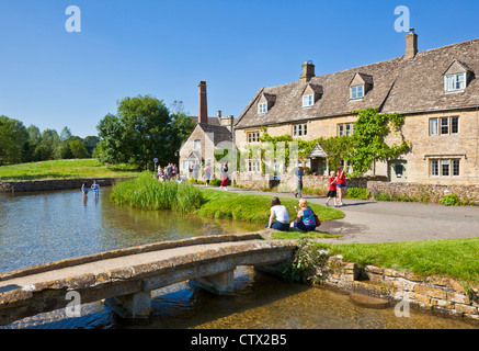 Village des Cotswolds de Lower Slaughter village avec un pont en pierre sur la rivière Eye et moulin dans les cotswolds Gloucestershire Angleterre GB Europe Banque D'Images