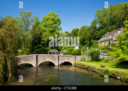 Village des Cotswolds de Bibury Pont voûté sur la rivière Coln à Bibury et le Swan Hotel Bibury Cotswolds, Gloucestershire, Angleterre, Royaume-Uni, GB, Europe Banque D'Images