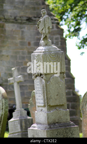 Vieille pierre tombale dans cimetière avec en arrière-plan. Banque D'Images