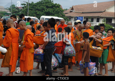 Les moines bouddhistes, la collecte de l'aumône pendant le Carême. Luang Brabang. Banque D'Images