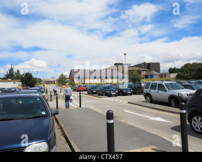 Voitures garées dans le parking de l'hôpital à Ysbyty Gwynedd Betsi Cadwaladr Hospital Health Board à Bangor, Gwynedd, au nord du Pays de Galles, Royaume-Uni, Angleterre Banque D'Images