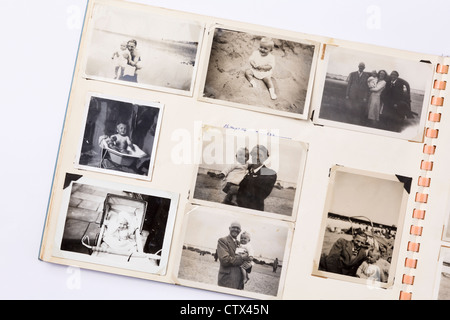 S'est évanoui ancienne noir et blanc photographies imprimées dans un album photo de famille de 1950 ère avec la page montrant les photos d'un bébé en 1952. England UK Banque D'Images