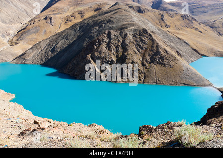 Yumsto entourant le lac Yamdrok par montagnes de neige qui est la plus sacrée de l'lake au Tibet. Banque D'Images