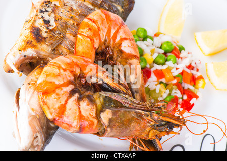 Crevettes géantes avec des poissons de mer. Banque D'Images