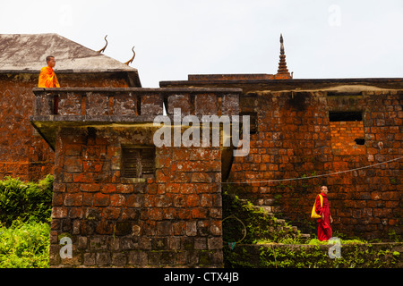 Deux moines bouddhistes au Wat Sampov Pram sur la montagne de Bokor - la province de Kampot, au Cambodge Banque D'Images