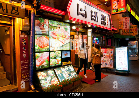 Menu image, l'entrée du restaurant coréen à Myeongdong, Séoul, Corée Banque D'Images