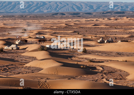 Tentes de luxe à un camp dans le désert du Sahara de l'Erg Chigaga, Maroc Banque D'Images