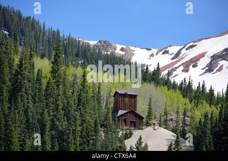 Une vieille mine dans le col rouge entre Ouray et Silverton, Colorado, USA Banque D'Images