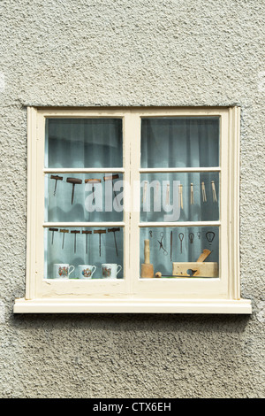 Antiquités des ménages dans une fenêtre de la chambre. Pembridge. Herefordshire. L'Angleterre Banque D'Images