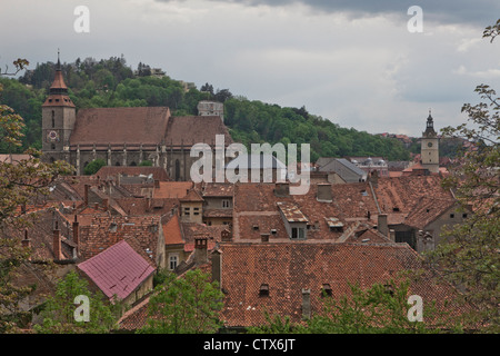 Vue panoramique du centre-ville de Brasov (église et toits de bâtiments médiévaux). La Transylvanie des Carpates Roumanie l'Europe de l'UE Banque D'Images