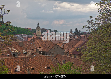 Vue panoramique du centre-ville de Brasov (église et toits de bâtiments médiévaux). La Transylvanie des Carpates Roumanie l'Europe de l'UE Banque D'Images