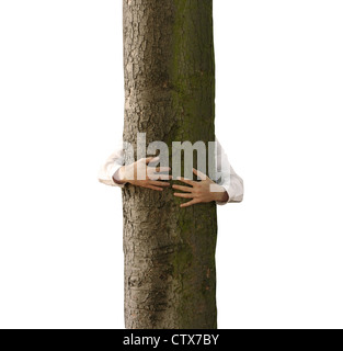 Un homme serrant un arbre Banque D'Images