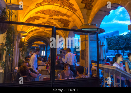 Paris, France, grande foule de gens partageant des repas à l'extérieur de la terrasse du French Bistro, Café Restaurant, sur la place des Vosges, sur la terrasse bondée du Marais Carette » Banque D'Images