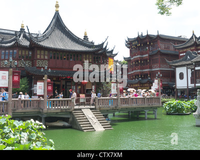 Avis de recherche traditionnelles bâtiments chinois dans le marché Yuyuan près du jardin Yuyuan de Shanghai Chine Banque D'Images