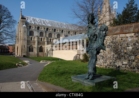 Cathédrale de Norwich et le Hostry récemment construit, a officiellement ouvert le 4 mai 2010 par SM la Reine avec la sculpture moderne au premier plan Banque D'Images