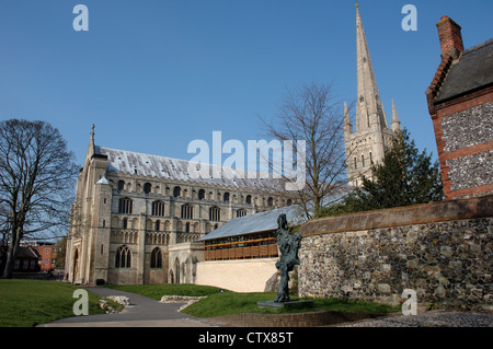 Cathédrale de Norwich et le Hostry récemment construit, a officiellement ouvert le 4 mai 2010 par SM la Reine avec la sculpture moderne au premier plan Banque D'Images