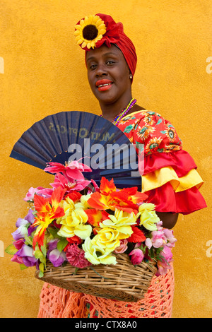 Femme en costume traditionnel, La Havane, Cuba Banque D'Images