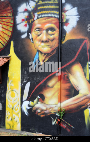 Rivière Melaka murale sur le côté du bâtiment représentant les populations tribales mâle aîné. Banque D'Images