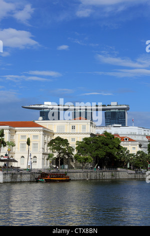 Ferry en bois au Raffles Landing place sur la rivière Singapour avec le Marina Bay Sands Skypark et derrière. Banque D'Images