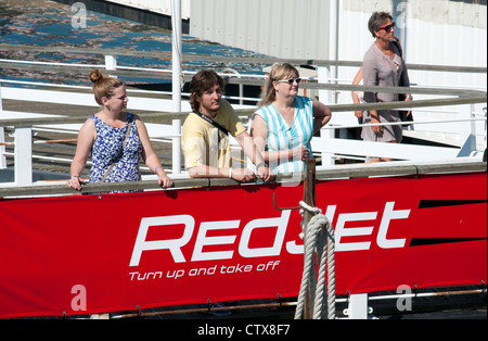 Transport des passagers en attente de bord d'un ferry de Newhaven à Southampton UK Banque D'Images