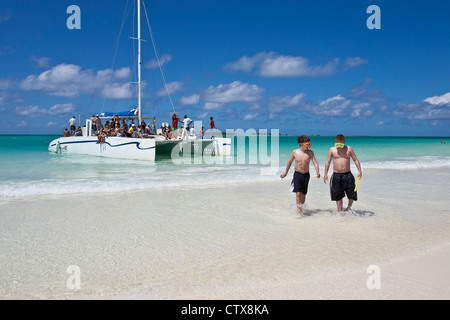 Les jeunes touristes, Playa Pilar Beach, Cayo Coco, Cuba Banque D'Images