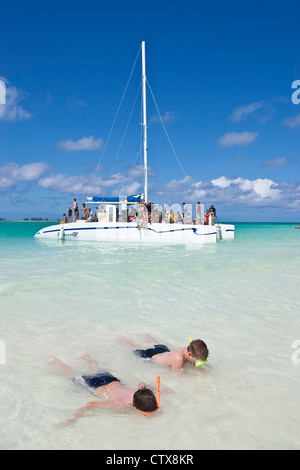 Les garçons, Snorkeling, plage Playa Pilar Cayo Coco, Cuba Banque D'Images