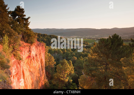 Les célèbres falaises rouges près de Roussillon en Provence. Banque D'Images