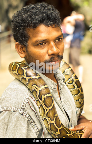 Charmeur de serpent est un indien de la rue avec snake dans batu cave de Kuala Lumpur, Malaisie. Banque D'Images