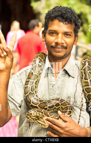 Charmeur de serpent est un indien de la rue avec snake dans batu cave de Kuala Lumpur, Malaisie. Banque D'Images