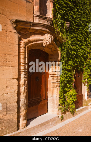 Une vieille porte à Venasque, Provence. Banque D'Images